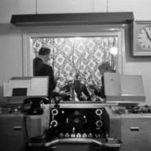 Blick vom Regieraum ins Studio von BFN in Hamburg Deutschland 1950er Jahre View from director s ro