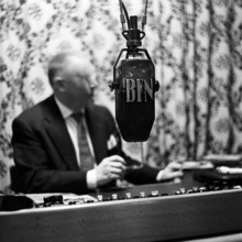 Das Mikrofon des Sprechers und Radiomoderators bei BFN in Hamburg Deutschland 1950er Jahre The mic