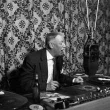 Der Sprecher und Radiomoderator von BFN in Hamburg Deutschland 1950er Jahre Radio speaker and pres