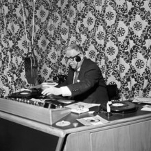 Der Sprecher und Radiomoderator von BFN in Hamburg Deutschland 1950er Jahre Radio speaker and pres