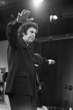 Anefo photo collection. Greek compon profit Mikis Theodorakis in the Netherlands, Theodorakis conducts. January 23, 1972