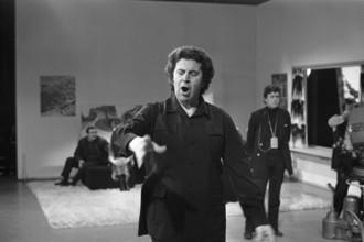 Anefo photo collection. Greek compon profit Mikis Theodorakis in the Netherlands, Theodorakis conducts. January 23, 1972