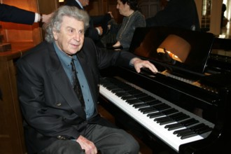 Mikis Theodorakis, 95. Geburtstag am 29. Juli Mikis Theodorakis, ein griechischer Komponist, Schriftsteller und Politike