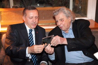 Mikis Theodorakis, 95. Geburtstag am 29. Juli Mikis Theodorakis ist ein griechischer Komponist, Schriftsteller und Polit