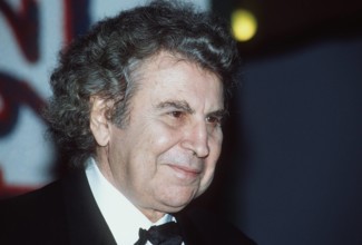 Mikis Theodorakis, 95. Geburtstag am 29. Juli Mikis Theodorakis 12/92 te Griechenland Mann grauhaarig Locken festlich Fl