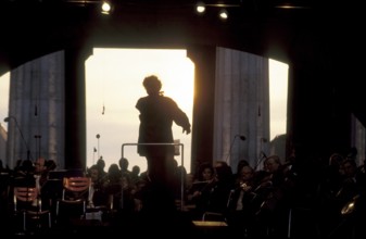Mikis Theodorakis, 95. Geburtstag am 29. Juli Zu seinem 70. Geburtstag dirigiert Komponist Mikis Theodorakis (GRE) das S