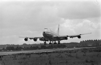 Anefo photo collection. First Jumbo Jet Boeing 747 from Pan am Landt at Schiphol. Boeing 747 ready to land. July 2, 1970