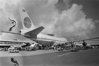 Anefo photo collection. First Jumbo Jet Boeing 747 from Pan am Landt at Schiphol. On the platform of Schiphol, the Boein