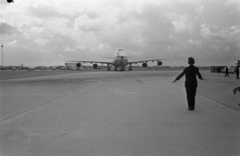 Anefo photo collection. First Jumbo Jet Boeing 747 from Pan am Landt at Schiphol. The Boeing 747 is conducted by a batsm