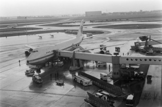 Anefo photo collection. First Jumbo Jet Boeing 747 from Pan am Landt at Schiphol. The Boeing 747 to the pier on the plat