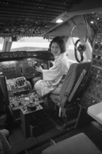 Anefo photo collection. First flight Jal Boeing 747 across Noordpool directly to Amsterdam, Japanese Stewardesses in Coc