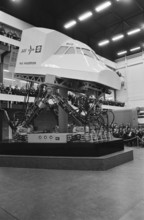 Anefo photo collection. Flying trailing building KLM op Schiphol-Oost opened; Exterior Boeing 747 Flight Simulator in bu