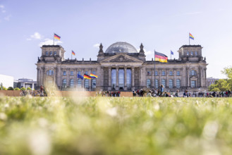 Regenbogenflagge auf dem Reichtagsgebaeude in Berlin, 17.05.2023. Berlin Deutschland *** Rainbow flag on the Reichtagsge