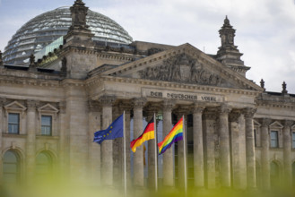 Bundestag hisst erstmals Regenbogenflagge, Der Bundestag hat erstmals die Regenbogenflagge gehisst, die mit ihren sechs