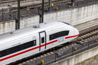 InterCityExpress ICE bei der Einfahrt in einen Tunnel am Hauptbahnhof Ulm. // 19.05.2025. Ulm, Baden-Württemberg, Deutsc