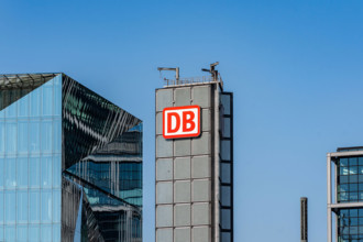Fahrplanwechsel bei der Bahn Wirtschaft, Verkehr, Zugverkehr: Blick auf das Logo der Deutschen Bahn am Hauptbahnhof in B