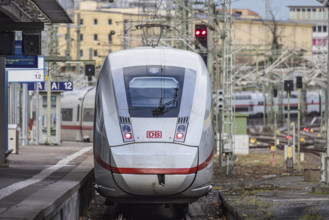 Hauptbahnhof Stuttgart. Bahnsteig mit Zug. ICE der Deutsche Bahn AG. // 19.12.2024: Stuttgart, Baden-Württemberg, Deutsc