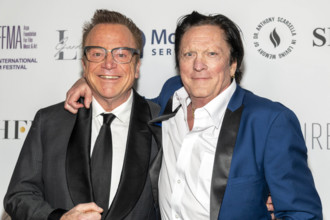 Tom Arnold und Michael Madsen bei der Preisverleihung vom 25. Arpa International Film Festival im Beverly Hilton Hotel.