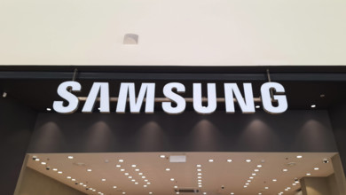 Moskau, Russland - 26. April 2025.Samsung-Schaufenster mit beleuchtetem Logo und moderner Innenbeleuchtung