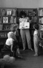 07 09 1985 Berlin Deutsche Demokratische Republik DDR Bibliothekarin zeigt einer Gruppe Vorsch