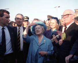Bildnummer: 51996272  Datum: 19.12.1989  Copyright: imago/NBL Bildarchiv
Queen Elizabeth (Mitte