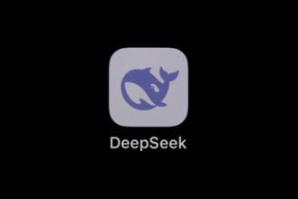 Die Applikation App des chinesischen Startups DeepSeek ist auf dem Display eines iPhone zu sehen. Rottweil Baden-Württem