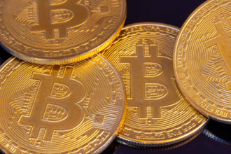 Nahaufnahme von symbolischen Bitcoins *** Close-up of symbolic bitcoins Copyright: xUdoxHerrmannx