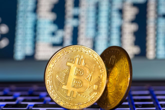 Symbolische Bitcoins auf einem Laptop *** Symbolic bitcoins on a laptop Copyright: xUdoxHerrmannx