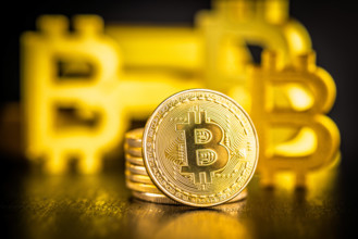 Gold Bitcoin-Münze auf schwarzem Tisch. Gold Kryptowährung.