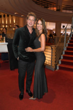 Sebastian Deyle mit Freundin Pia bei der Verleihung Goldene Bild der Frau in Hamburg am 20.11.2024 *** Sebastian Deyle w