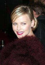 Charlize Theron at the Aeon Flux World Premiere held at the Cinerama Dome, Hollywood - 01 December 2005 FAM16658 Copyrig