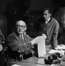 Nachts wenn der Teufel kam Nachts wenn der Teufel kam, Spielfilm, Deutschland 1957, Regie: Robert Siodmak am Schreibtisc