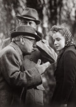 Robert Siodmak, deutscher Regisseur, Drehbuchautor und Produzent, mit Schauspielerin Maria Schell bei der Produktion des