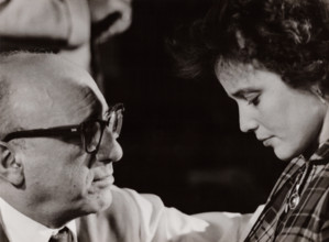 Robert Siodmak, deutscher Regisseur, Drehbuchautor und Produzent, mit Schauspielerin Maria Schell bei der Produktion des