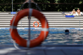 Im Kölner Stadionbad genießen Badegäste den Beginn der Freibad-Saison. Unter Einhaltung der Corona-Regeln dürfen Badgäst