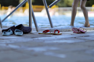 Im Kölner Stadionbad genießen Badegäste den Beginn der Freibad-Saison. Unter Einhaltung der Corona-Regeln dürfen Badgäs