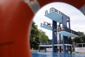 Im Kölner Stadionbad genießen Badegäste bei sommerlichen Temperaturen die Freibad-Saison. Das Rheinland ächzt unter eine