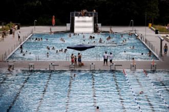 Im Kölner Stadionbad genießen Badegäste bei sommerlichen Temperaturen die Freibad-Saison. Das Rheinland ächzt unter eine