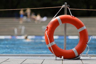 Im Kölner Stadionbad genießen Badegäste bei sommerlichen Temperaturen die Freibad-Saison. Das Rheinland ächzt unter eine