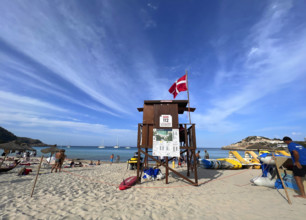 23.06.2023, Beliebtes Reiseziel der Deutschen, Mallorca. SOS Lifeguard am Strand in Cala Ratjada, am Strand Cala Agulla.