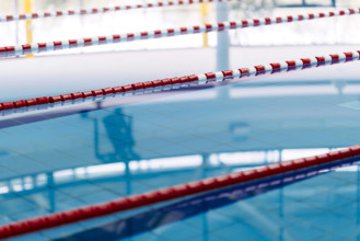 Das Wasser im Schwimmerbecken im Hallenbad am Lentpark liegt ruhig. Aufgrund der Coronakrise und dem damit verbundenden