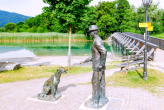 Thomas Mann Denkmal Herr und Hund am Mangfallsteg in Gmund am Tegernsee, Oberbayern, Bayern, Deutschland *** Thomas Man