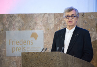 Wim Wenders, 75. Geburtstag am 14. August Zum Abschluss der Frankfurter Buchmesse erhielt der brasilianische Fotograf Se