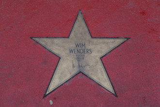 Wim Wenders, 75. Geburtstag am 14. August Star von Wim Wenders am Boulevard der Stars am Potsdamer Platz in Berlin am 13
