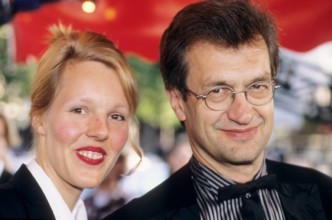 Wim Wenders, 75. Geburtstag am 14. August Wim Wenders und Begleitung 05/96 sn TV Fernsehen Film Regie festlich stehend d