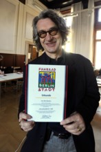 Wim Wenders, 75. Geburtstag am 14. August Regisseur Wim Wenders mit seiner Auszeichnung - FahrradStadtBerlin 2008 - in B