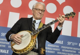 US Schauspieler Steve Martin spieltam Freitag, 13. Februar 2009, Banjo bei einer Pressekonferenz fuer den Wettbewerbsfi