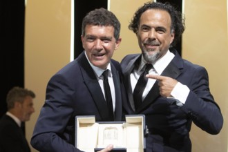 Entertainment Themen der Woche KW21 Entertainment Bilder des Tages Antonio Banderas poses with his Best Actor Award for