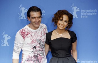 Schauspieler Antonio Banderas neben Sängerin Jennifer Lopez anlässlich einer Pressekonferenz zum Film - Bordertown - im