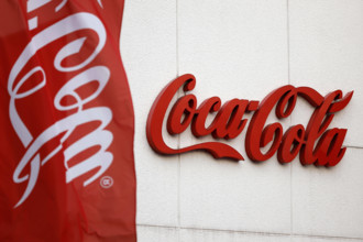 Coca Cola Logo an einer Halle in Köln. Nach fast 130 Jahren Tradition will sich der US-Getränkehersteller neu erfinden u